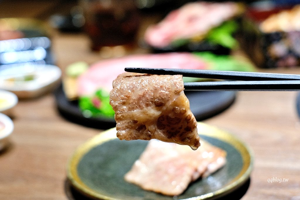 台中西屯︱山鯨本家 HONKE．京都風格燒肉餐廳，煙霧繚繞的和牛寶箱超吸睛，飯後還有和服體驗 @QQ的懶骨頭