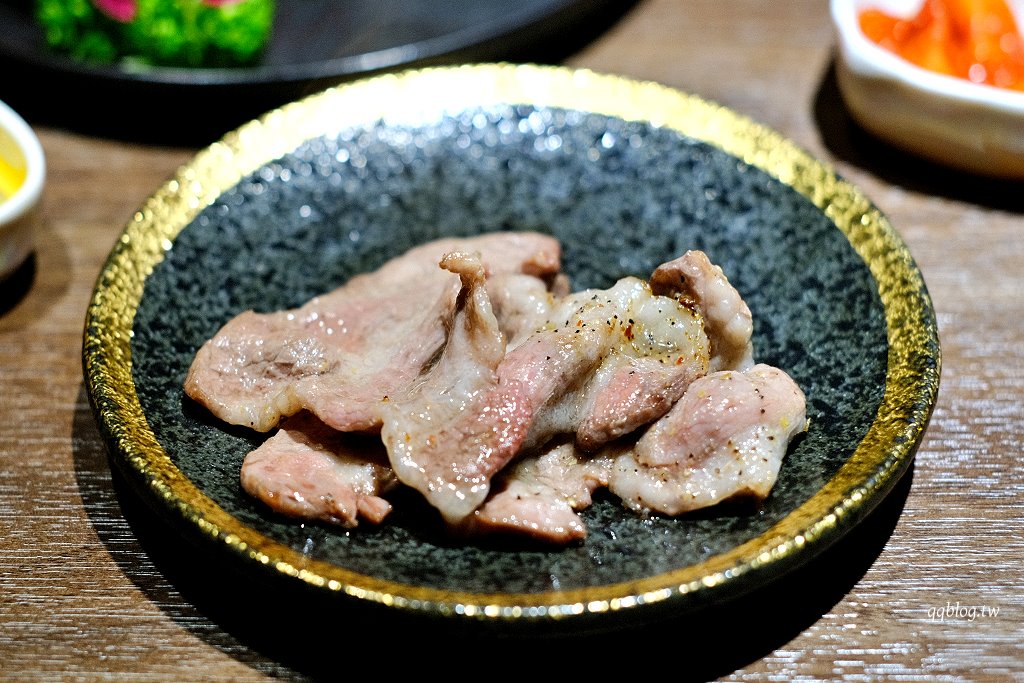 台中西屯︱山鯨本家 HONKE．京都風格燒肉餐廳，煙霧繚繞的和牛寶箱超吸睛，飯後還有和服體驗 @QQ的懶骨頭