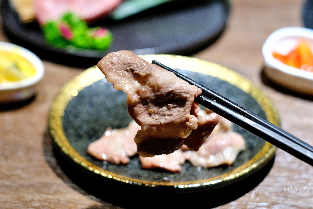 台中西屯︱山鯨本家 HONKE．京都風格燒肉餐廳，煙霧繚繞的和牛寶箱超吸睛，飯後還有和服體驗 @QQ的懶骨頭