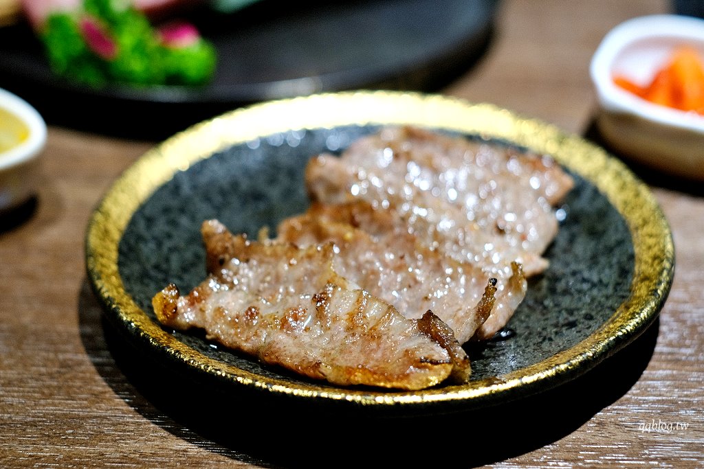 台中西屯︱山鯨本家 HONKE．京都風格燒肉餐廳，煙霧繚繞的和牛寶箱超吸睛，飯後還有和服體驗 @QQ的懶骨頭