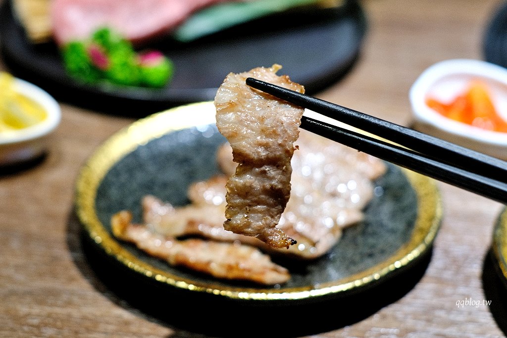 台中西屯︱山鯨本家 HONKE．京都風格燒肉餐廳，煙霧繚繞的和牛寶箱超吸睛，飯後還有和服體驗 @QQ的懶骨頭