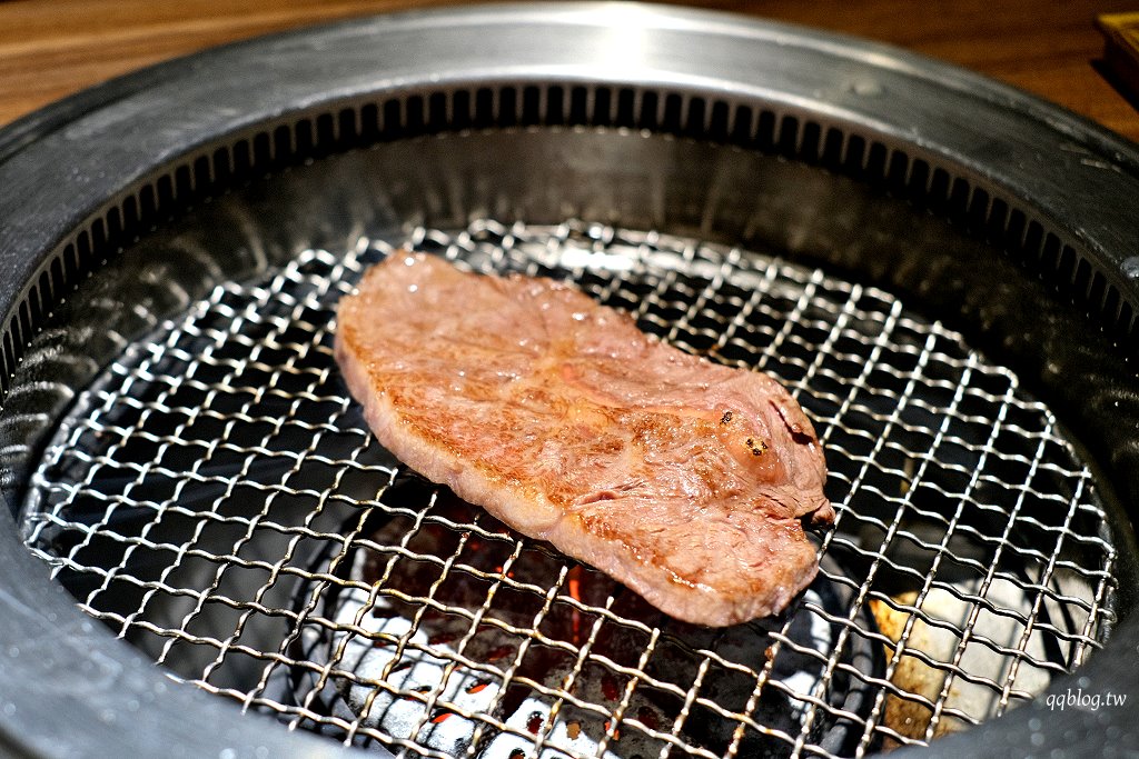 台中西屯︱山鯨本家 HONKE．京都風格燒肉餐廳，煙霧繚繞的和牛寶箱超吸睛，飯後還有和服體驗 @QQ的懶骨頭