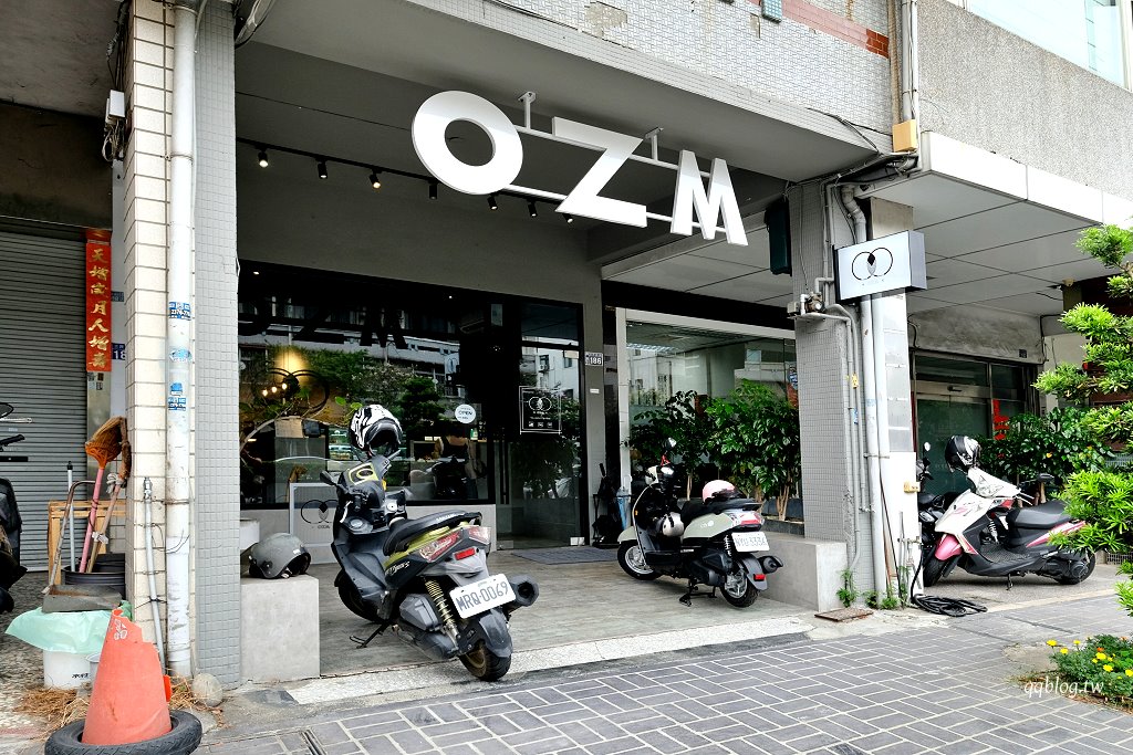 台中西區｜OZM 啢男咖啡甜點．廢墟風格老宅甜點店，司康、肉桂捲、戚風蛋糕都很有水準 @QQ的懶骨頭