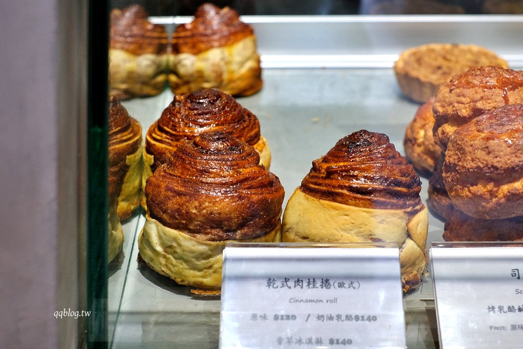 台中西區｜OZM 啢男咖啡甜點．廢墟風格老宅甜點店，司康、肉桂捲、戚風蛋糕都很有水準 @QQ的懶骨頭