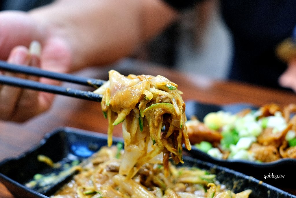 台中南區︱鈺鳳牛羊肉火鍋．煙囟炭火直燒牛肉鍋，滿滿一鍋很過癮 @QQ的懶骨頭