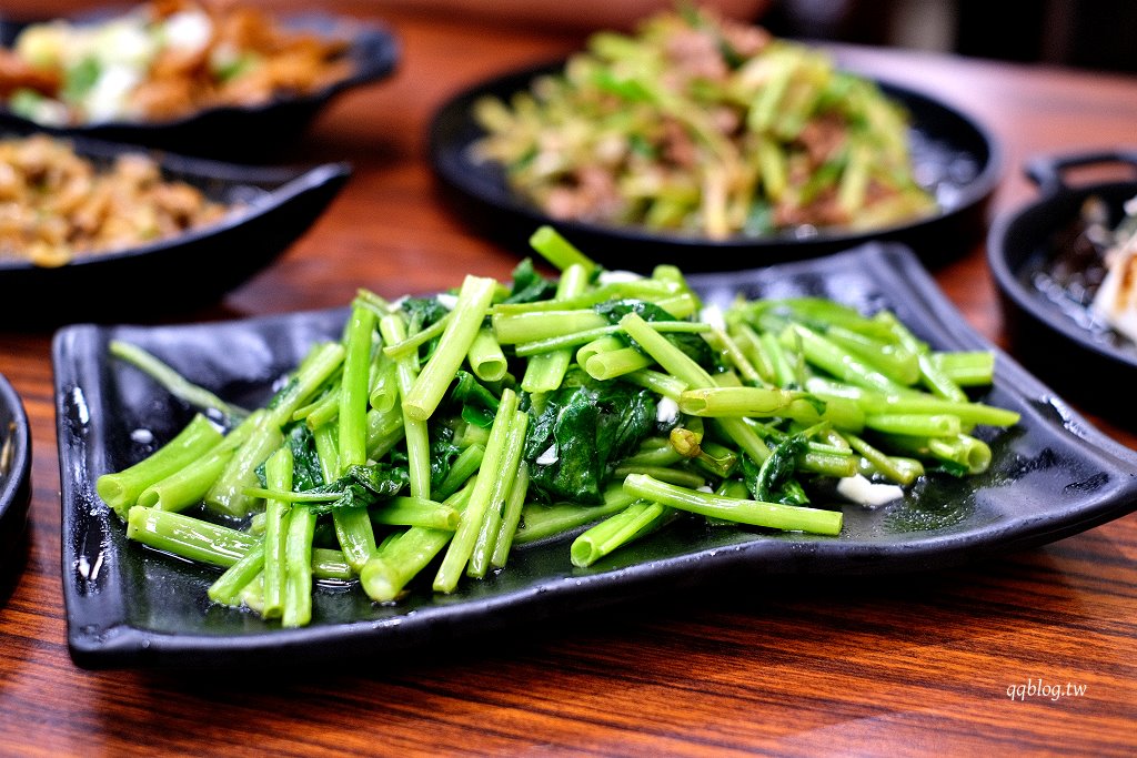 台中南區︱鈺鳳牛羊肉火鍋．煙囟炭火直燒牛肉鍋，滿滿一鍋很過癮 @QQ的懶骨頭