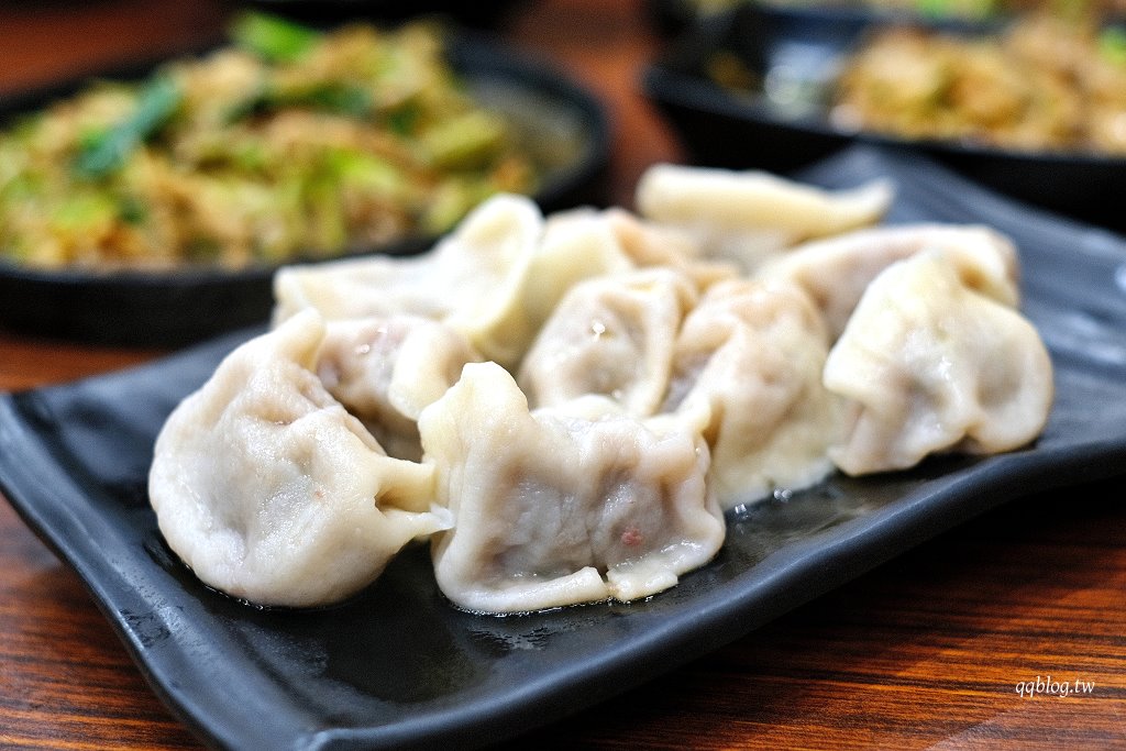 台中南區︱鈺鳳牛羊肉火鍋．煙囟炭火直燒牛肉鍋，滿滿一鍋很過癮 @QQ的懶骨頭