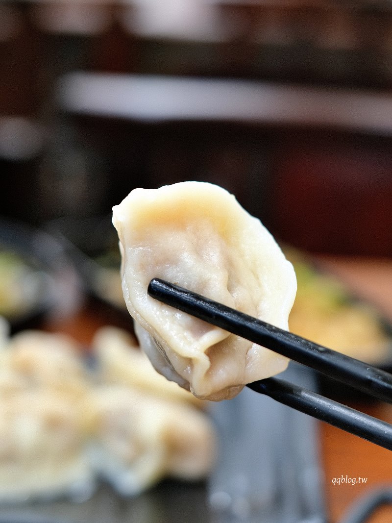 台中南區︱鈺鳳牛羊肉火鍋．煙囟炭火直燒牛肉鍋，滿滿一鍋很過癮 @QQ的懶骨頭