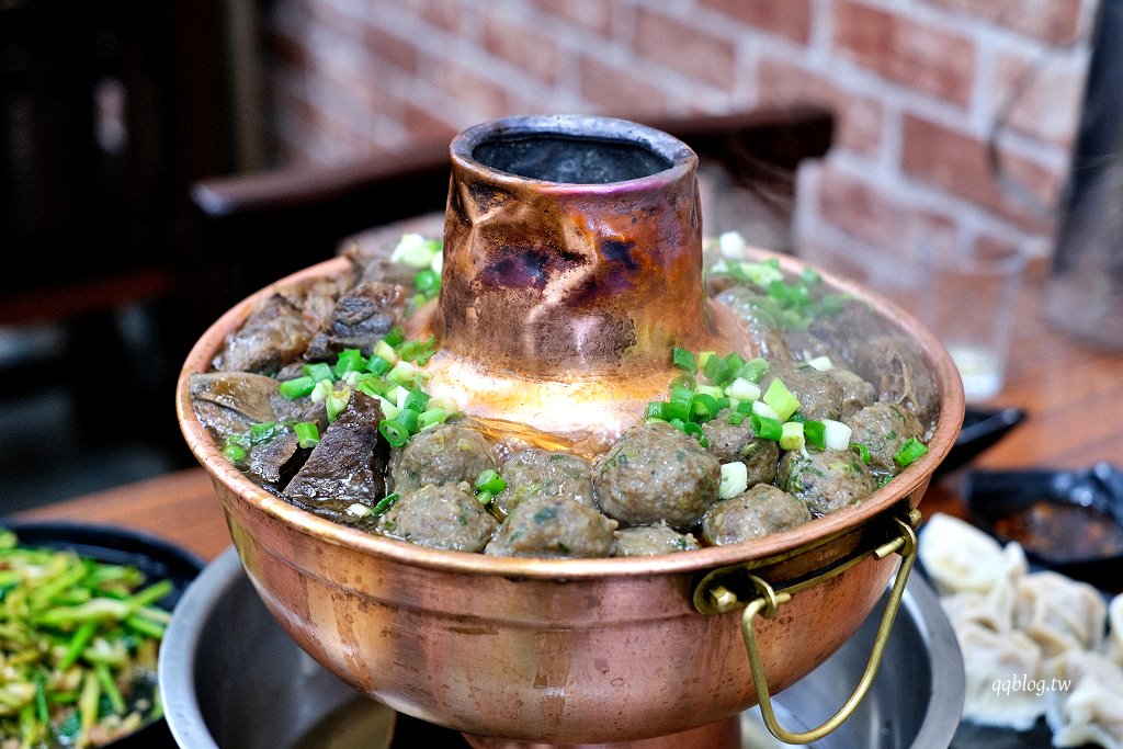 台中南區︱鈺鳳牛羊肉火鍋．煙囟炭火直燒牛肉鍋，滿滿一鍋很過癮 @QQ的懶骨頭