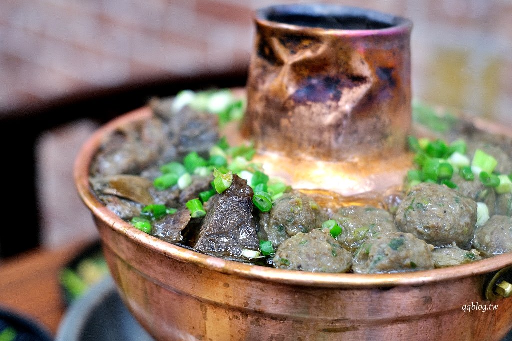 台中南區︱鈺鳳牛羊肉火鍋．煙囟炭火直燒牛肉鍋，滿滿一鍋很過癮 @QQ的懶骨頭