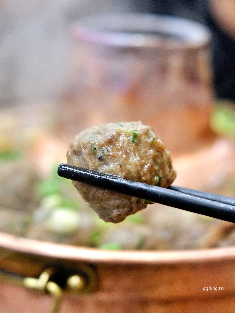 台中南區︱鈺鳳牛羊肉火鍋．煙囟炭火直燒牛肉鍋，滿滿一鍋很過癮 @QQ的懶骨頭