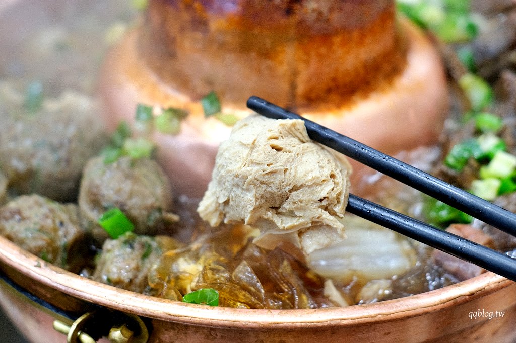 台中南區︱鈺鳳牛羊肉火鍋．煙囟炭火直燒牛肉鍋，滿滿一鍋很過癮 @QQ的懶骨頭