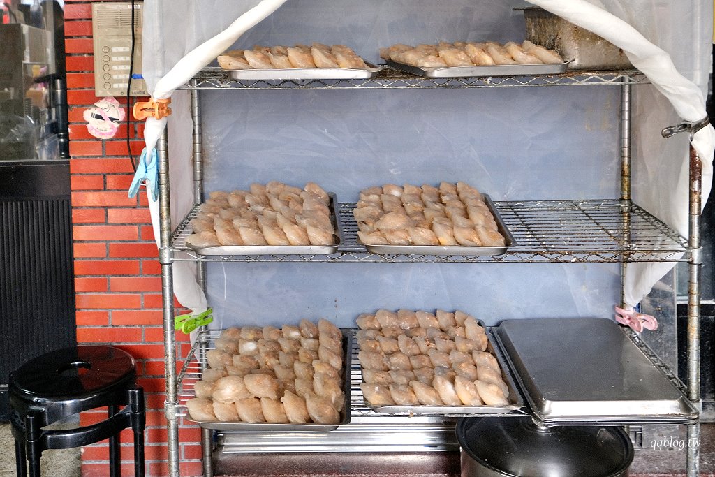 彰化︱阿三肉圓．醬汁獨特的酥炸肉圓，干貝肉圓又香又好吃，彰化超人氣排隊美食 @QQ的懶骨頭