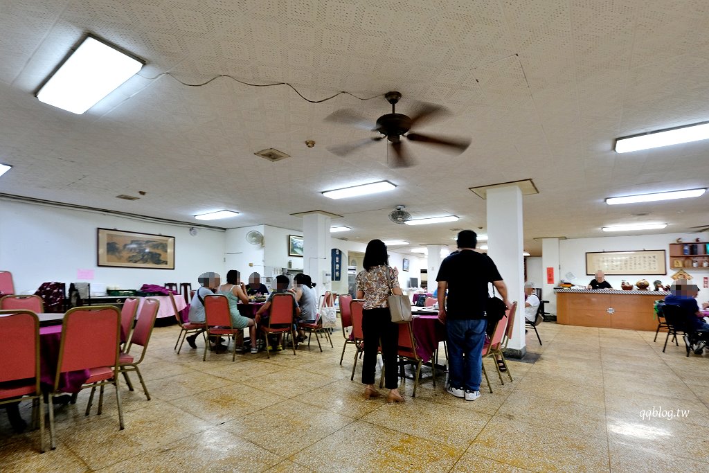 台中南屯︱黎明福利餐廳．黎明新村裡40年眷村菜，點滿一桌吃的很過癮又不傷荷包 @QQ的懶骨頭