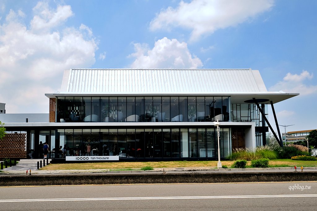 台中北屯︱Ten Thousand Coffee 台中城市概念店．紐約必喝七大咖啡館，獨棟白色建築落地窗，享用一杯好咖啡 @QQ的懶骨頭