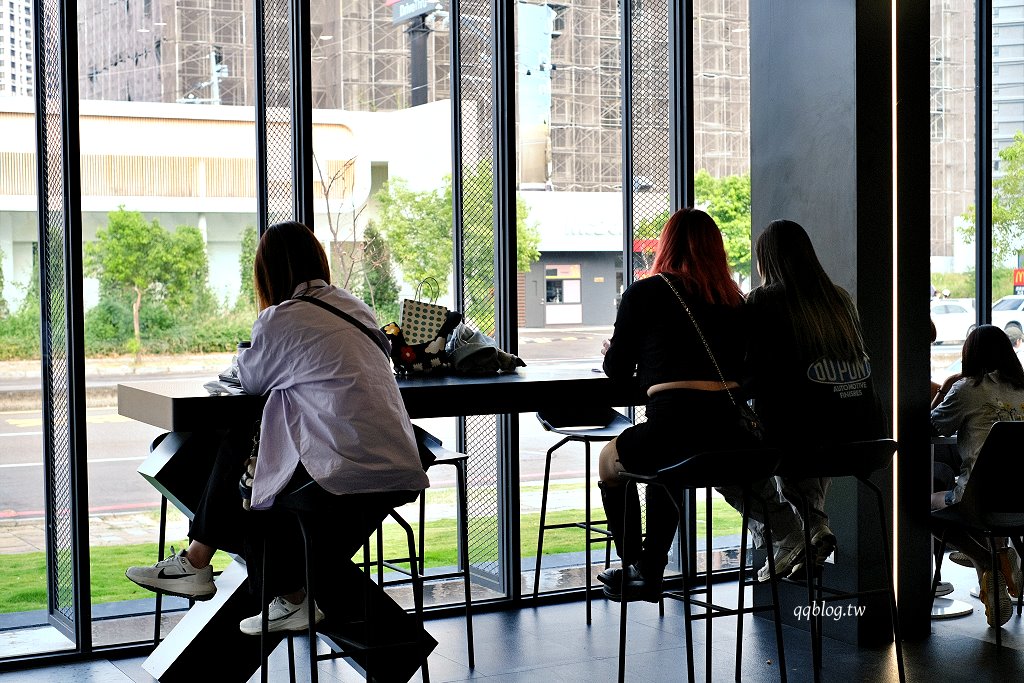 台中北屯︱Ten Thousand Coffee 台中城市概念店．紐約必喝七大咖啡館，獨棟白色建築落地窗，享用一杯好咖啡 @QQ的懶骨頭