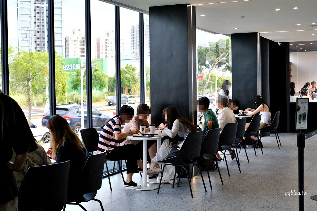 台中北屯︱Ten Thousand Coffee 台中城市概念店．紐約必喝七大咖啡館，獨棟白色建築落地窗，享用一杯好咖啡 @QQ的懶骨頭