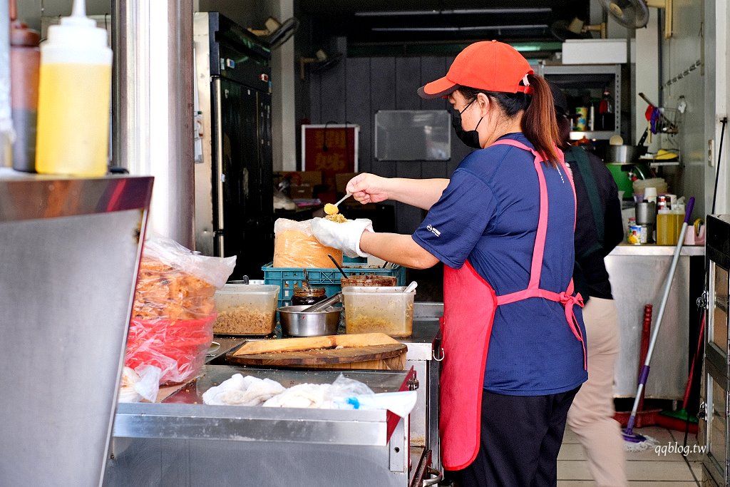 台中豐原︱劉姊姊飯糰．營業將近40年，從小攤車賣到有店面，獨特醬汁是靈魂關鍵，加蛋口感更豐富 @QQ的懶骨頭