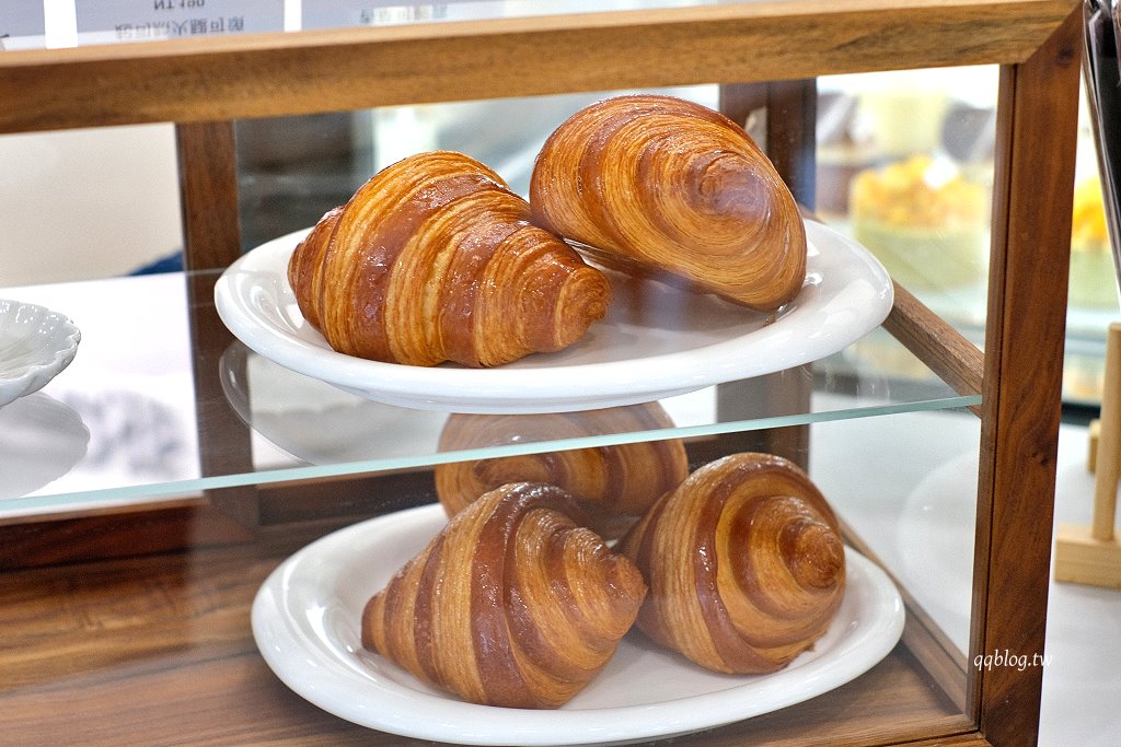 桃園︱簡法甜點 MOINS mais Mieux Pâtisserie．白色韓風裡的法式甜點，特殊季節還有蛋糕花束可預訂 @QQ的懶骨頭