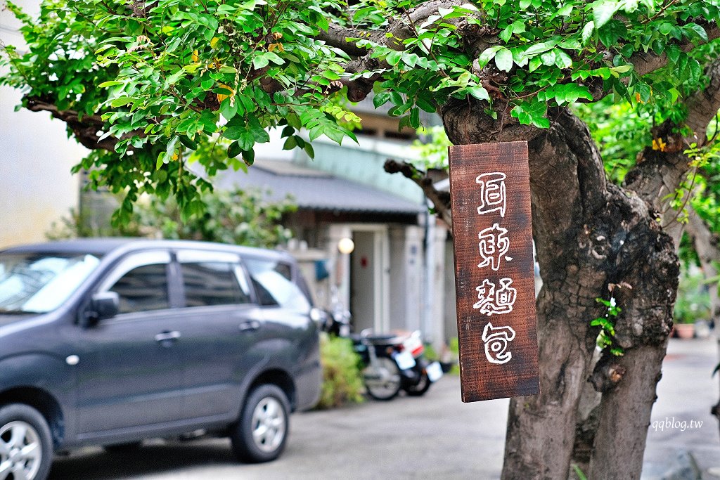 台中西區︱耳東麵包．巷弄裡低調的手作麵包，鹽可頌、貝果必吃 @QQ的懶骨頭