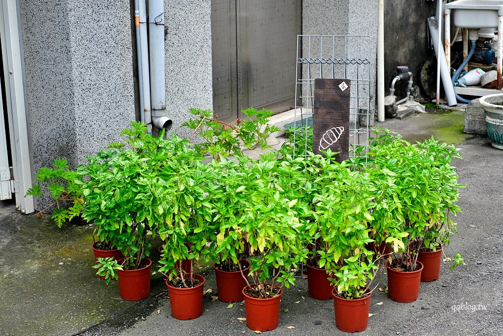 台中西區︱耳東麵包．巷弄裡低調的手作麵包，鹽可頌、貝果必吃 @QQ的懶骨頭