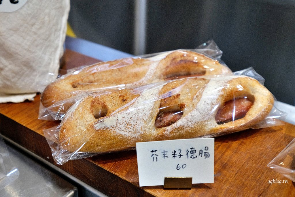 台中西區︱耳東麵包．巷弄裡低調的手作麵包，鹽可頌、貝果必吃 @QQ的懶骨頭