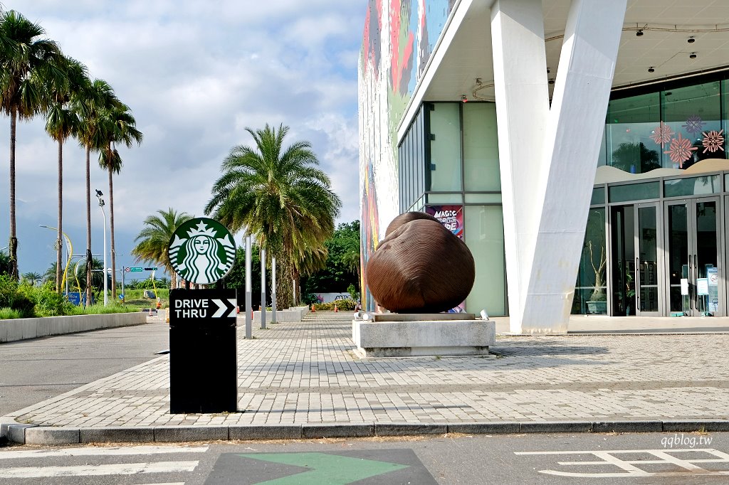 花蓮吉安︱星巴克 洄瀾門市．亞洲首間以貨櫃打造的星巴克門市，相當好拍 @QQ的懶骨頭