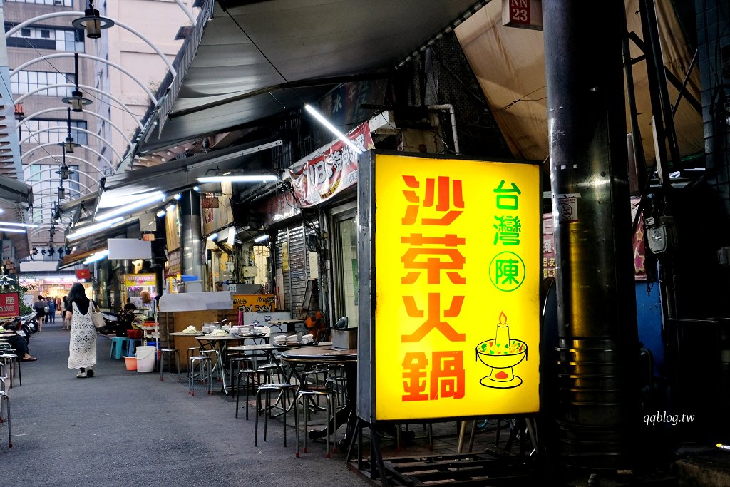 台中中區︱台灣陳沙茶火鍋．電子街裡的人氣沙茶火鍋，一賣超過40年，老闆超high也是店裡的一大賣點 @QQ的懶骨頭