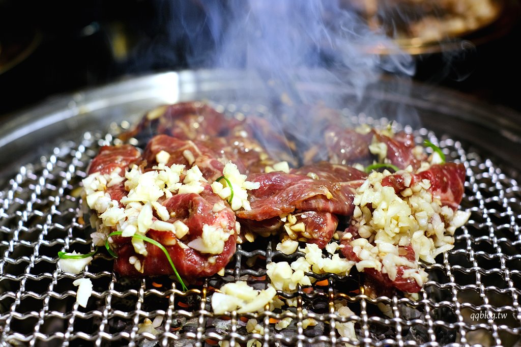 台中南屯︱燒肉滋滋 ZiZi．棋盤骰子牛新上市，四種肉品口感軟嫩又啾西 @QQ的懶骨頭