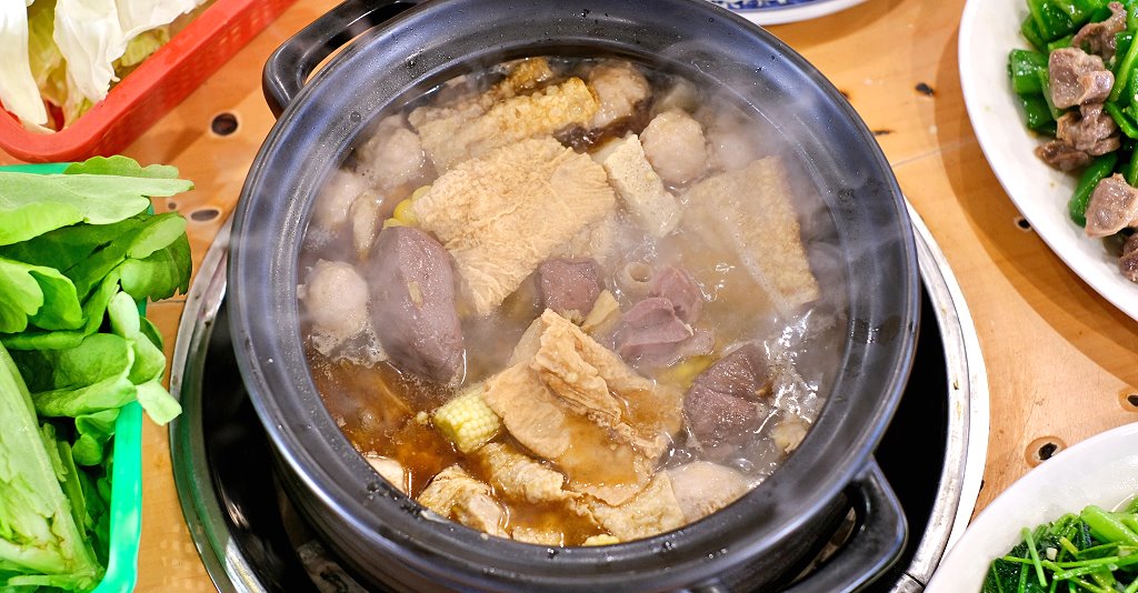 台中中區｜瓦庫麻辣鍋 WOW COOL HOTPOT．來自四川重慶的麻辣鍋，食材新鮮有誠意，在復古風中感受四川寬窄巷子的用餐氛圍 @QQ的懶骨頭