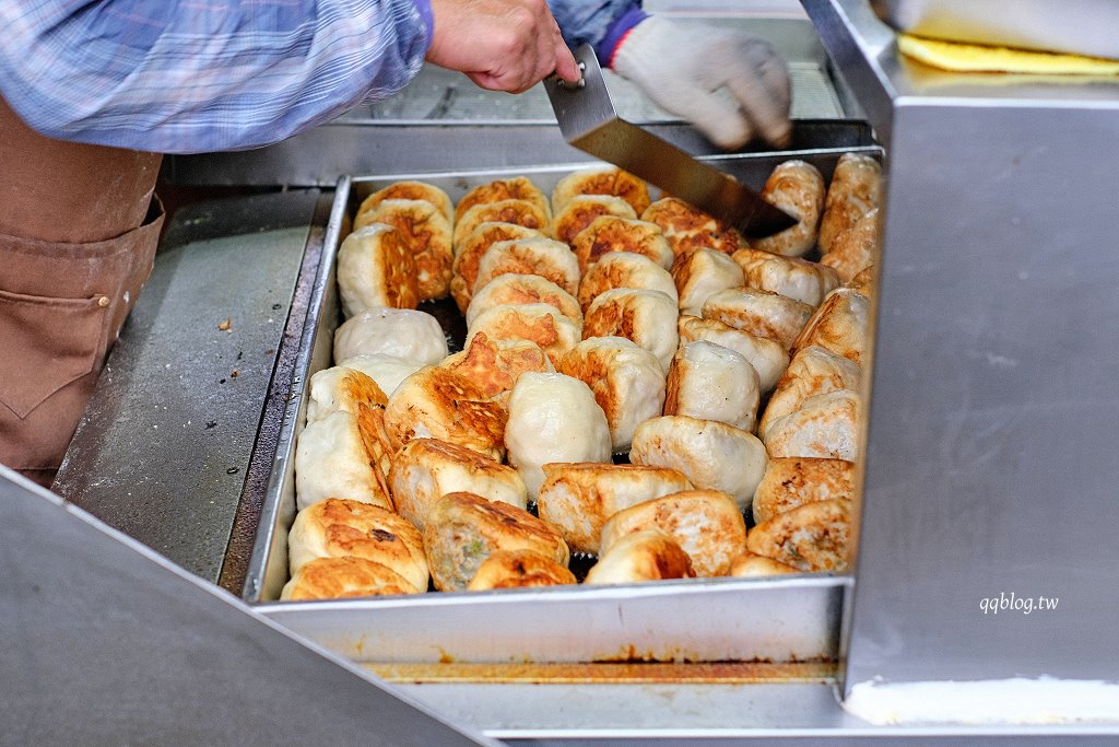 台中新社︱新社特製煎包．一顆有拳頭大小水煎包，料多實在又飽滿，新社必吃美食推薦 @QQ的懶骨頭