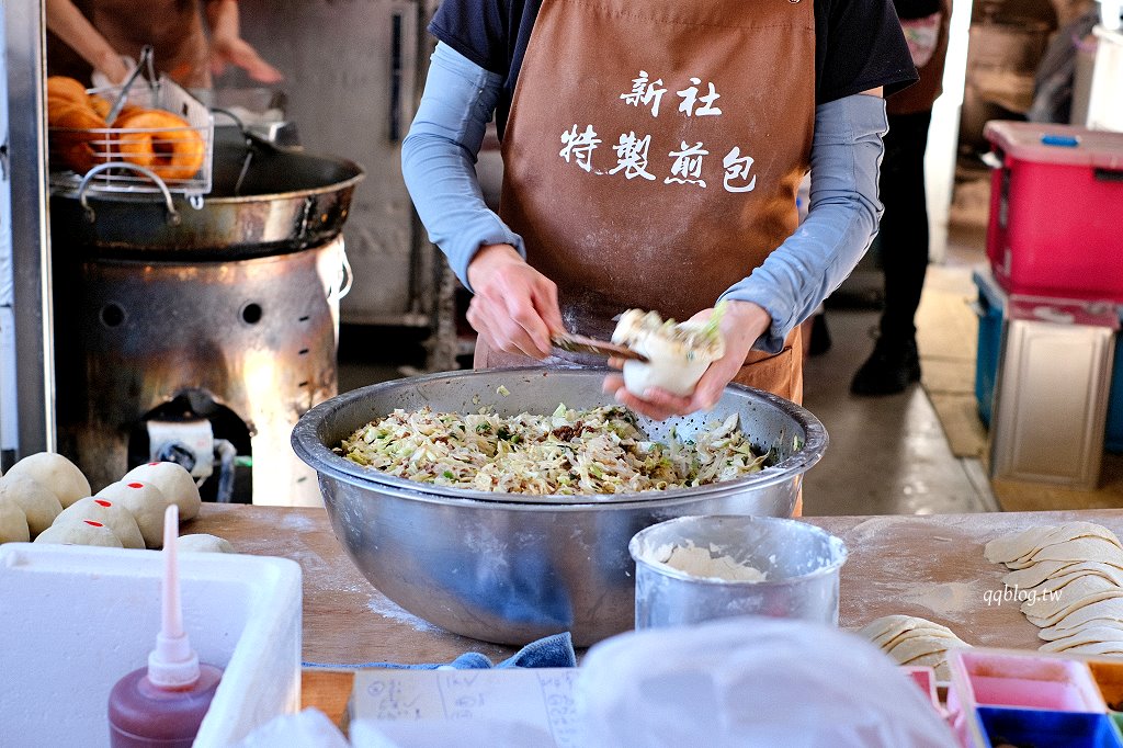 台中新社︱新社特製煎包．一顆有拳頭大小水煎包，料多實在又飽滿，新社必吃美食推薦 @QQ的懶骨頭