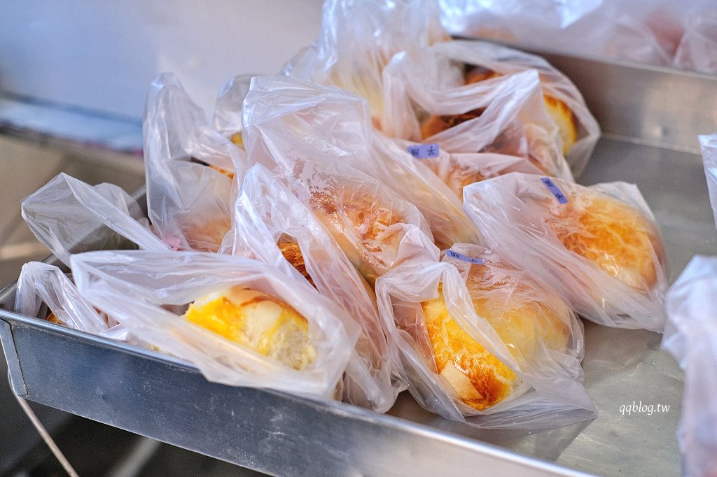 台中新社︱新社特製煎包．一顆有拳頭大小水煎包，料多實在又飽滿，新社必吃美食推薦 @QQ的懶骨頭