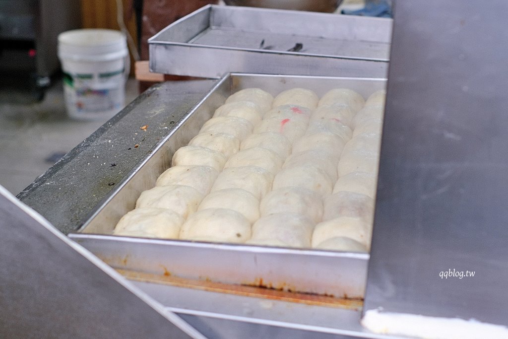 台中新社︱新社特製煎包．一顆有拳頭大小水煎包，料多實在又飽滿，新社必吃美食推薦 @QQ的懶骨頭