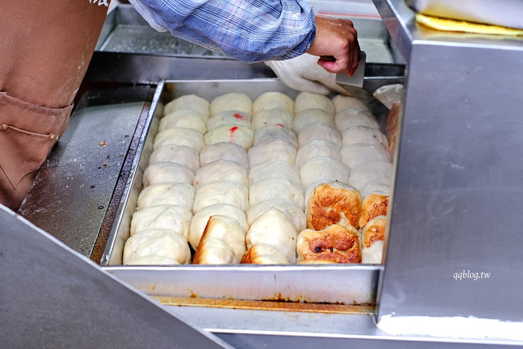 台中新社︱新社特製煎包．一顆有拳頭大小水煎包，料多實在又飽滿，新社必吃美食推薦 @QQ的懶骨頭