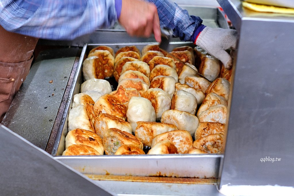 台中新社︱新社特製煎包．一顆有拳頭大小水煎包，料多實在又飽滿，新社必吃美食推薦 @QQ的懶骨頭