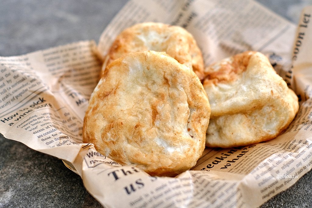 台中新社︱新社特製煎包．一顆有拳頭大小水煎包，料多實在又飽滿，新社必吃美食推薦 @QQ的懶骨頭