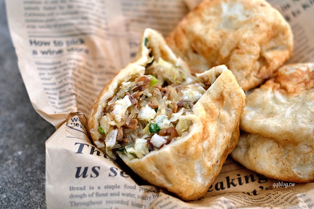 台中新社︱新社特製煎包．一顆有拳頭大小水煎包，料多實在又飽滿，新社必吃美食推薦 @QQ的懶骨頭