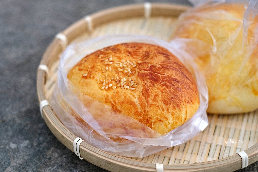 台中新社︱新社特製煎包．一顆有拳頭大小水煎包，料多實在又飽滿，新社必吃美食推薦 @QQ的懶骨頭