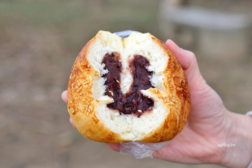 台中新社︱新社特製煎包．一顆有拳頭大小水煎包，料多實在又飽滿，新社必吃美食推薦 @QQ的懶骨頭