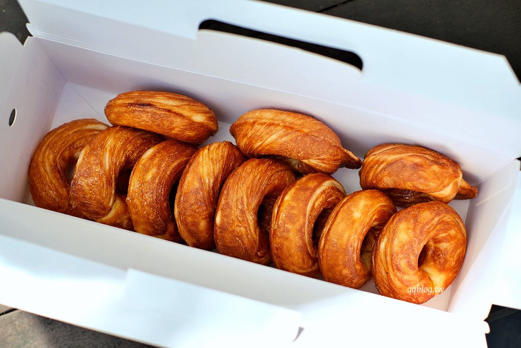 嘉義竹崎︱百年檜木甜甜圈．金黃酥脆口感好，一次買10個不嫌多，百年肖楠木、星空小屋旁 @QQ的懶骨頭