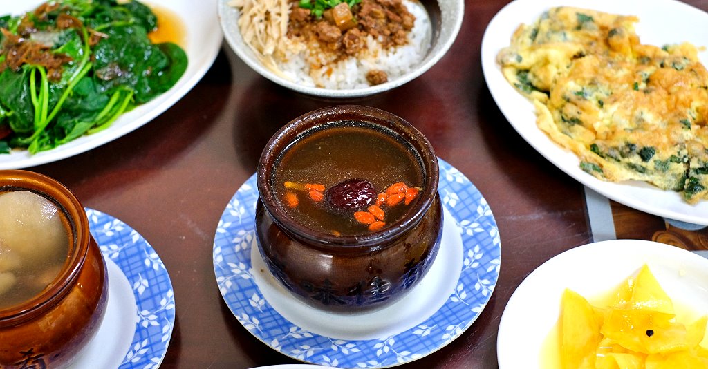 南投埔里︱本味瓦罐煨湯．以大甕炭火慢燉12小時小瓦罐煨湯，超過10種湯品選擇 @QQ的懶骨頭