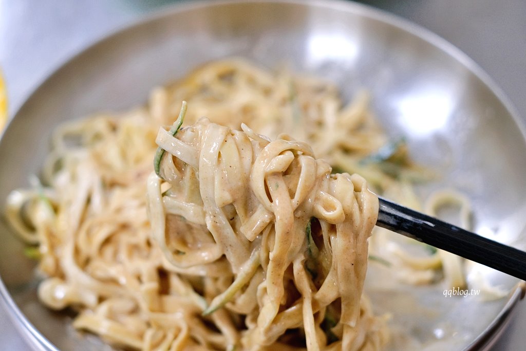 嘉義西區︱涼麵四味果汁 文化店．嘉義人氣小吃，融合麻醬和美乃滋的好味道 @QQ的懶骨頭