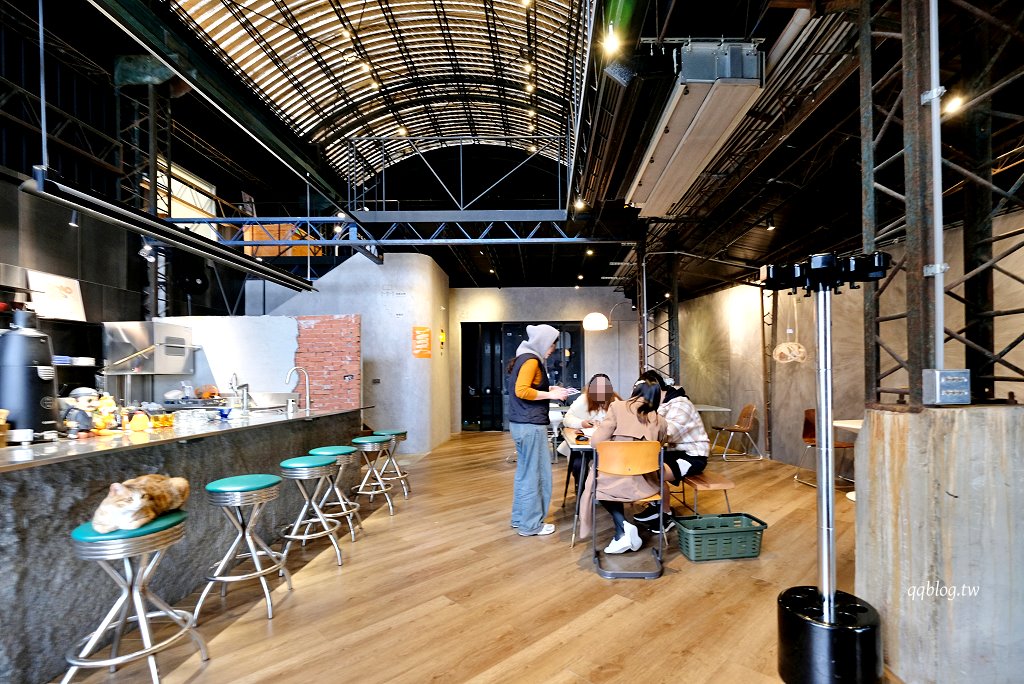嘉義東區︱往前咖啡製作所 Forward Roasters．老建築新生命，荒廢鐵工廠改造的工業風咖啡館 @QQ的懶骨頭