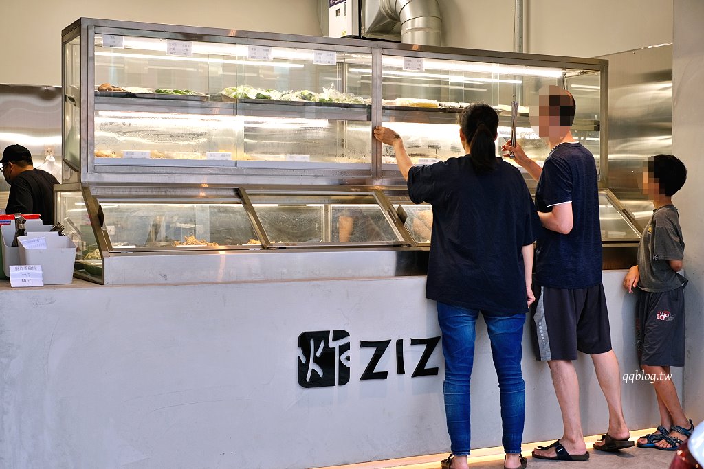 台中北屯︱炸滋滋 ZiZi．巔覆傳統的清新風格鹹酥雞店，食材多達4、50種，近台中洲際棒球場 @QQ的懶骨頭