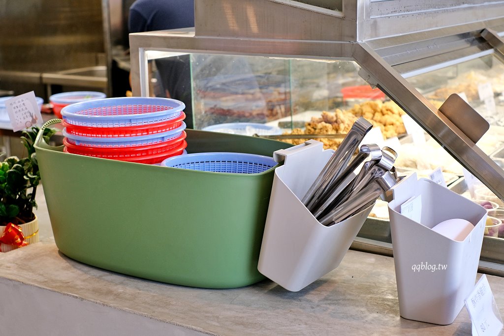 台中北屯︱炸滋滋 ZiZi．巔覆傳統的清新風格鹹酥雞店，食材多達4、50種，近台中洲際棒球場 @QQ的懶骨頭