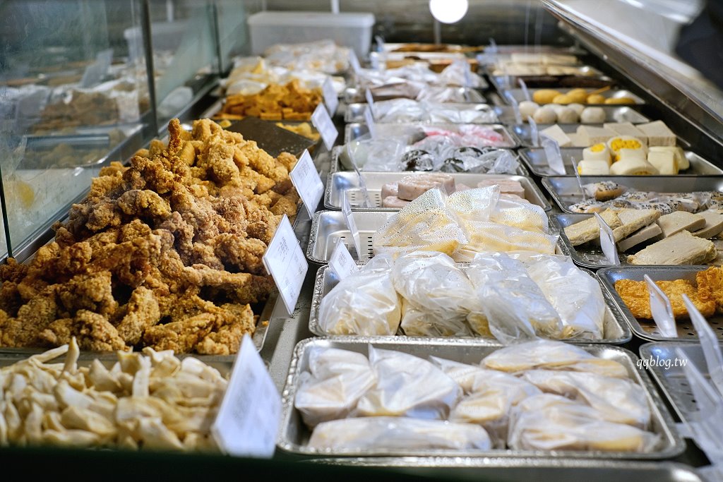 台中北屯︱炸滋滋 ZiZi．巔覆傳統的清新風格鹹酥雞店，食材多達4、50種，近台中洲際棒球場 @QQ的懶骨頭