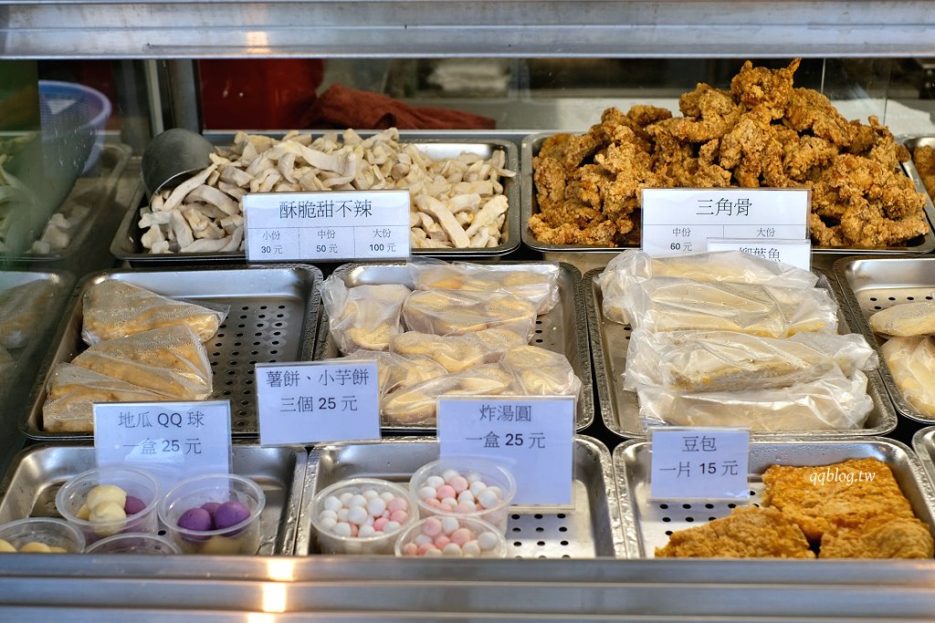 台中北屯︱炸滋滋 ZiZi．巔覆傳統的清新風格鹹酥雞店，食材多達4、50種，近台中洲際棒球場 @QQ的懶骨頭