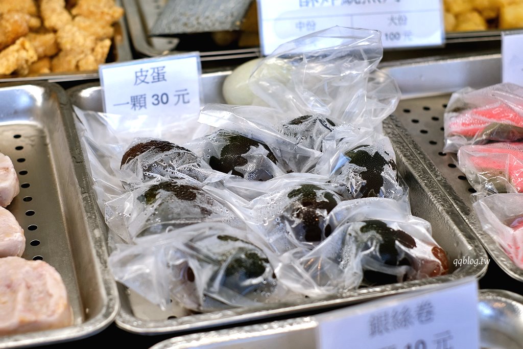 台中北屯︱炸滋滋 ZiZi．巔覆傳統的清新風格鹹酥雞店，食材多達4、50種，近台中洲際棒球場 @QQ的懶骨頭