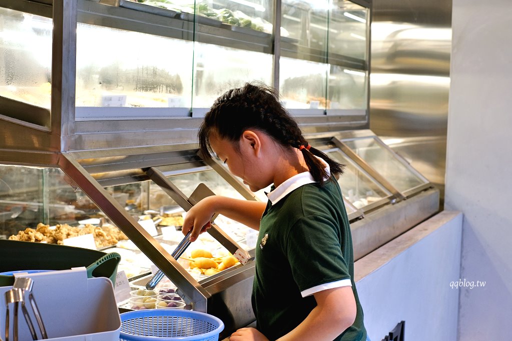 台中北屯︱炸滋滋 ZiZi．巔覆傳統的清新風格鹹酥雞店，食材多達4、50種，近台中洲際棒球場 @QQ的懶骨頭